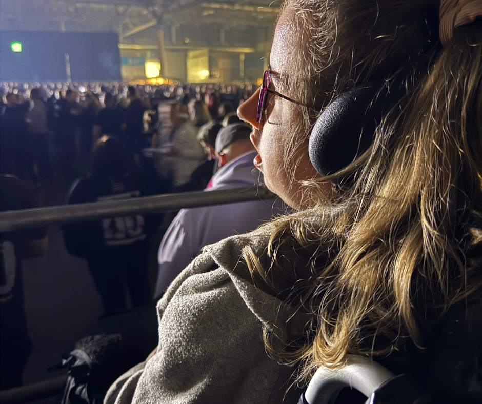 Jolina schaut dem Konzert zu