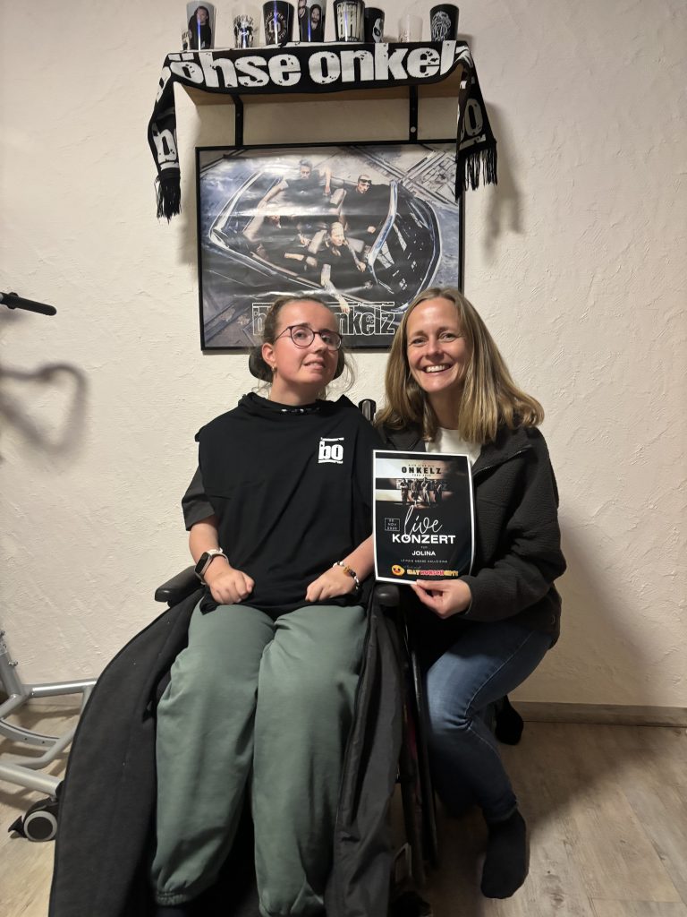 Das Ellywunschente-Team überbringt Jolinas Famieie die Nachricht