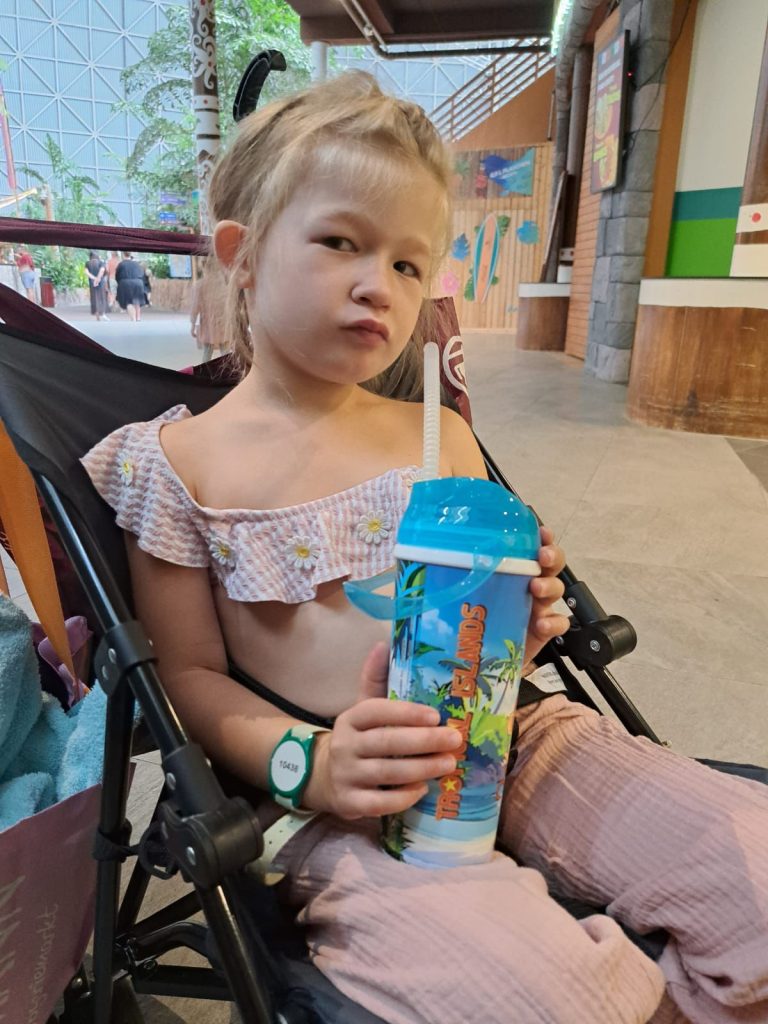 Wunscherfüllung im Tropical Island, ein kleines Mädchen im Buggy